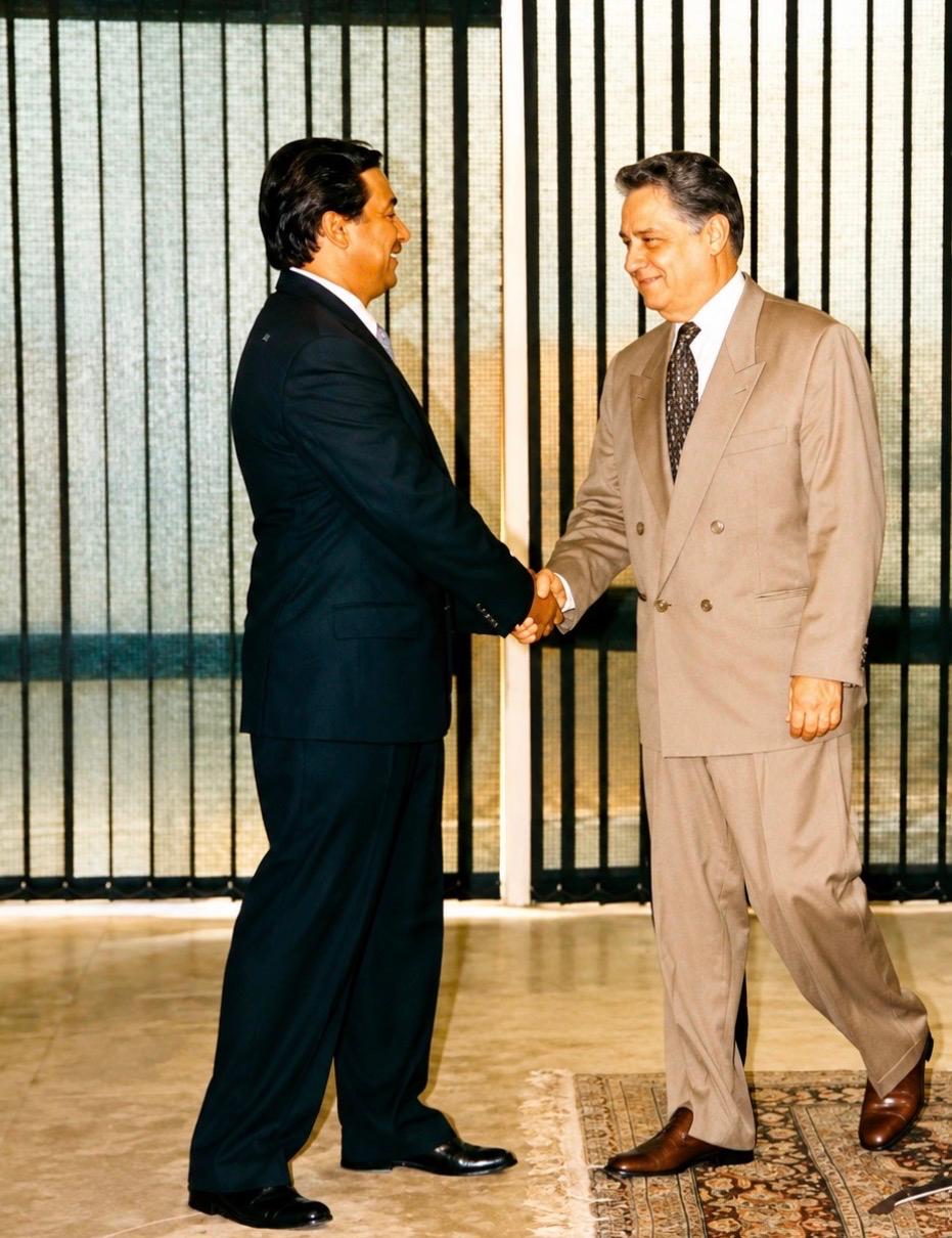 Hélio Viana de Freitas cumprimentando Fernando Henrique Cardoso