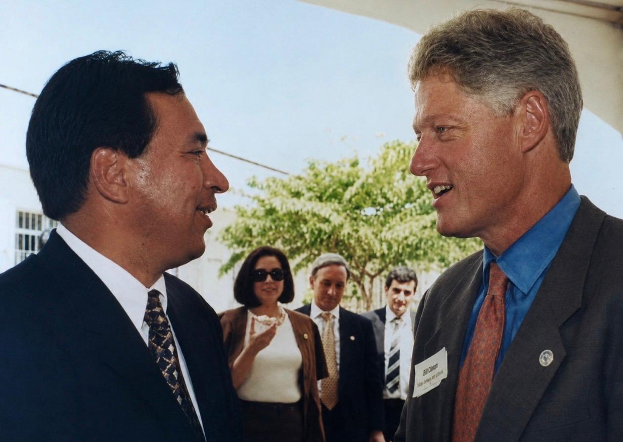 Hélio Viana de Freitas conversando com Bill Clinton